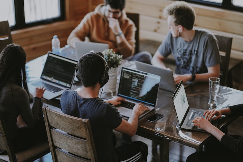 Équipe collaborant dans un environnement de travail bienveillant
