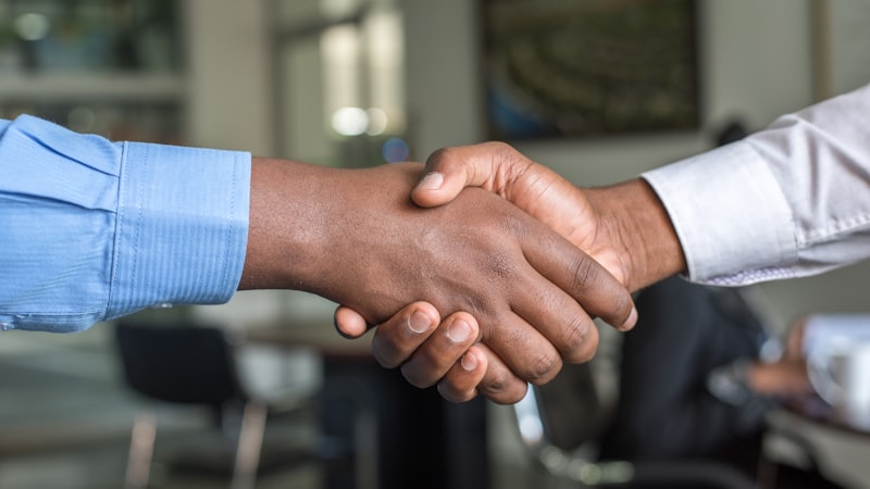 Collaborateur satisfait découvrant son bilan social individuel