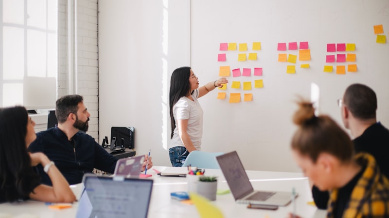 Équipe RH collaborant efficacement grâce à un outil digital