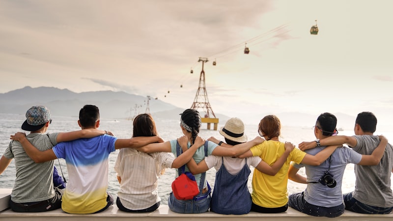 Équipe motivée et engagée collaborant avec enthousiasme