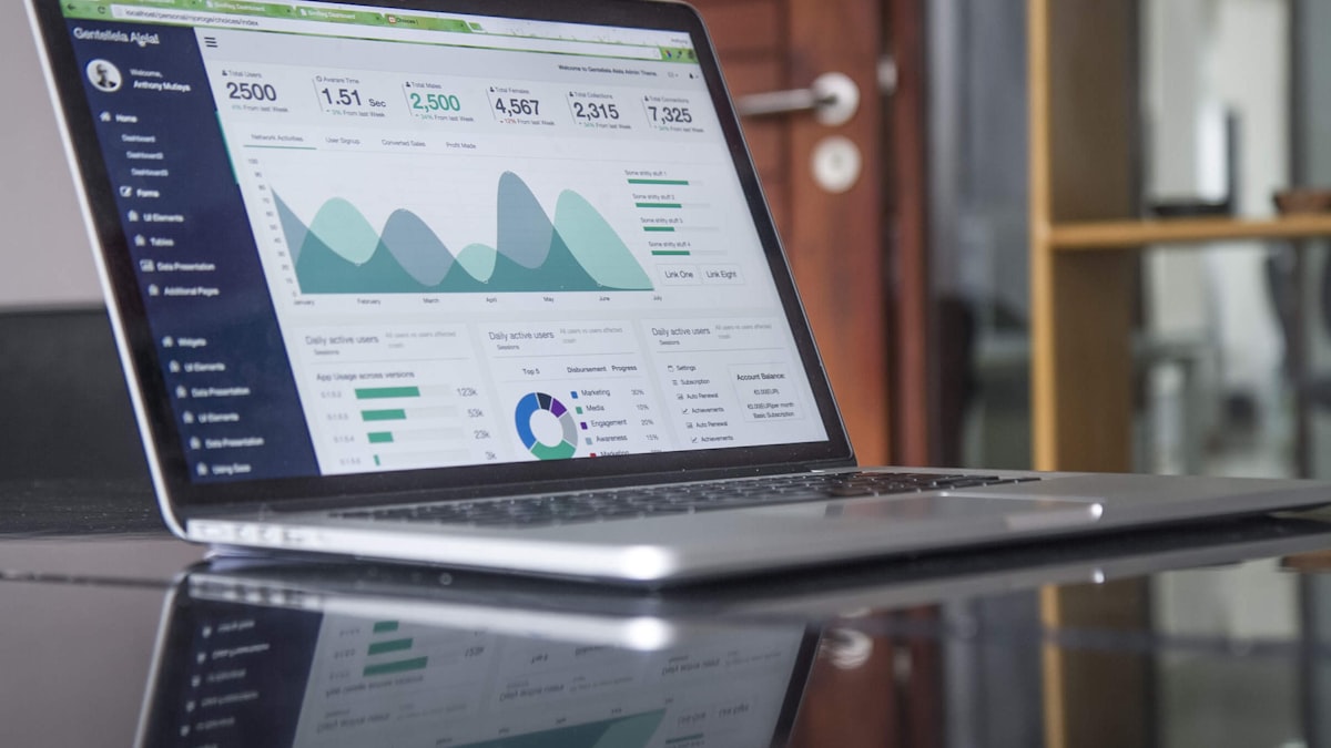 Écran de tableur Excel encombré de données RH avec des erreurs en surbrillance