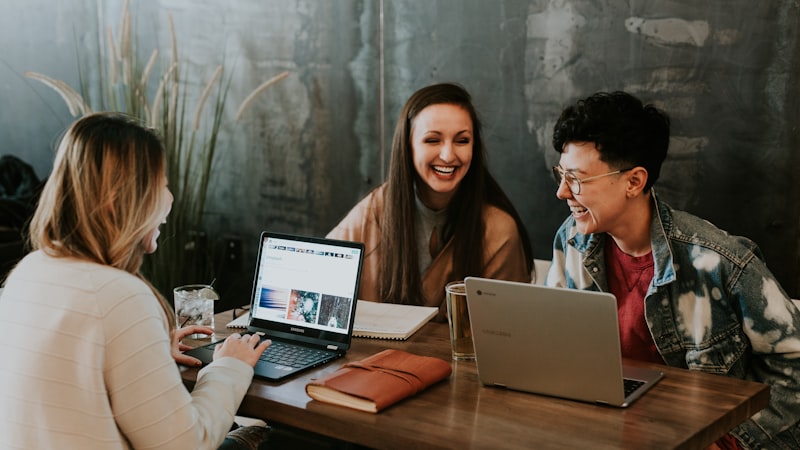 Espace de travail épuré et organisé symbolisant la simplicité