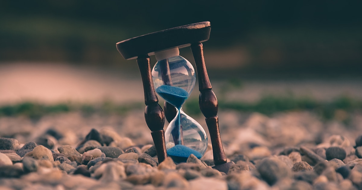 Horloge et feuille de temps symbolisant le suivi des heures supplémentaires en entreprise