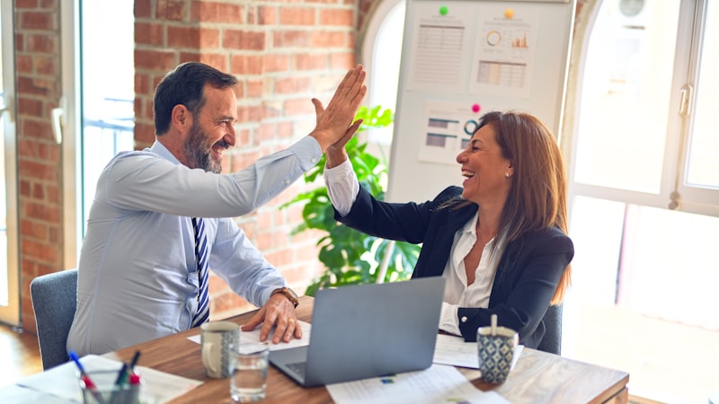 Réunion hybride entre collaborateurs au bureau et à distance