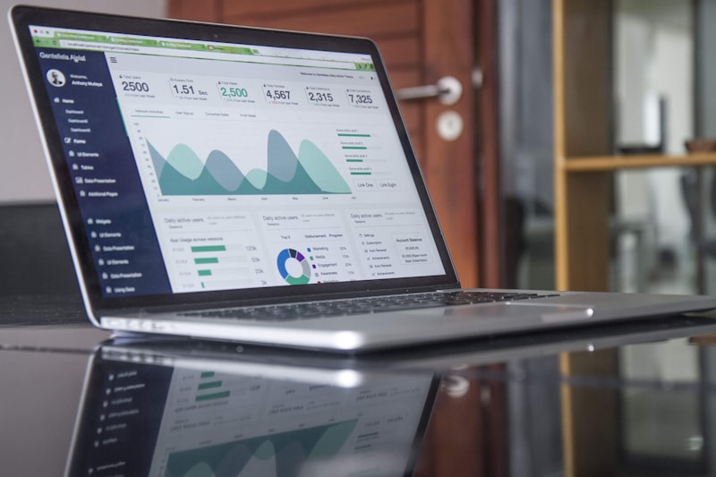 Responsable RH calculant les indicateurs de l'index égalité professionnelle sur son ordinateur
