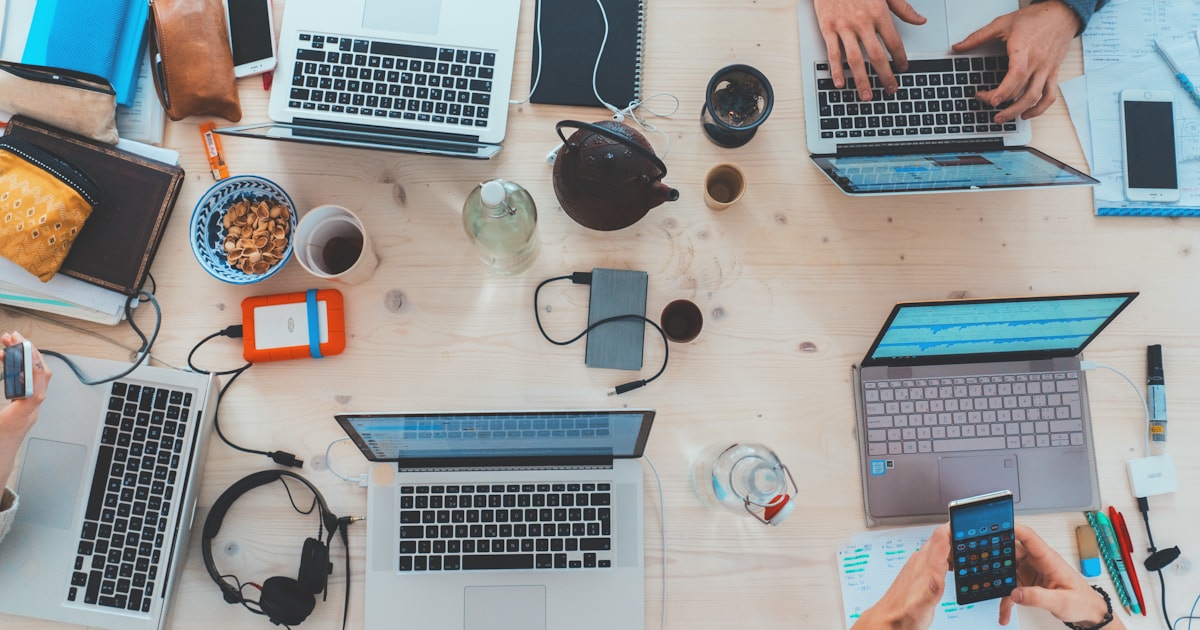 Équipe de PME souriante accueillant une nouvelle recrue, illustration d'une marque employeur authentique