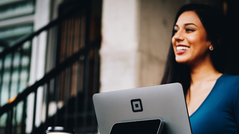 Poignée de main professionnelle lors d'un départ d'entreprise