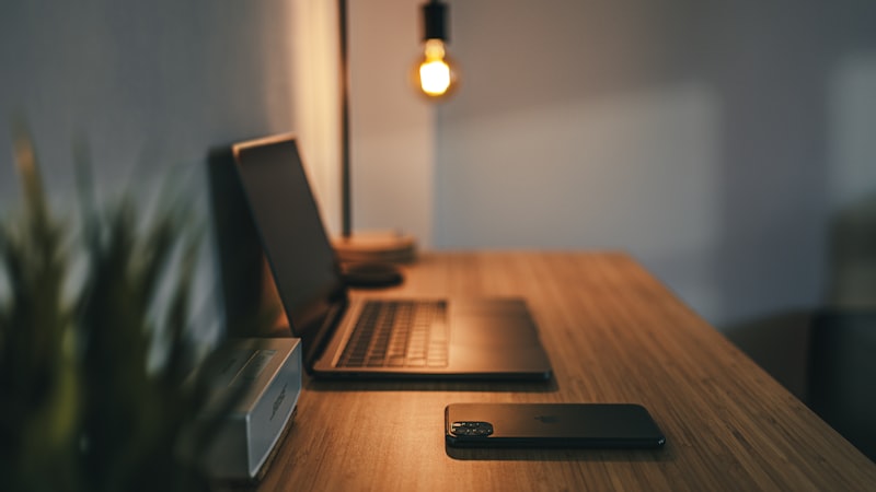 Poste de travail à distance prêt pour un nouvel employé en télétravail