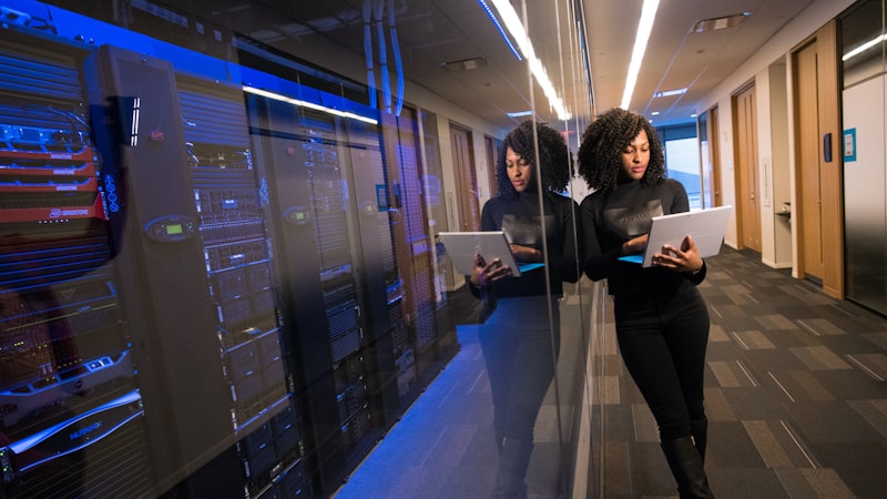 Employé consultant ses informations RH en autonomie sur mobile