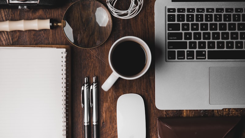 Collaborateur concentré et productif dans son environnement de travail