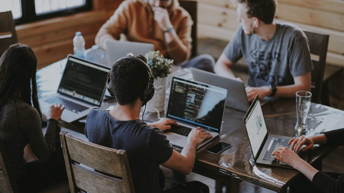 Équipe de collaborateurs engagés et motivés au travail